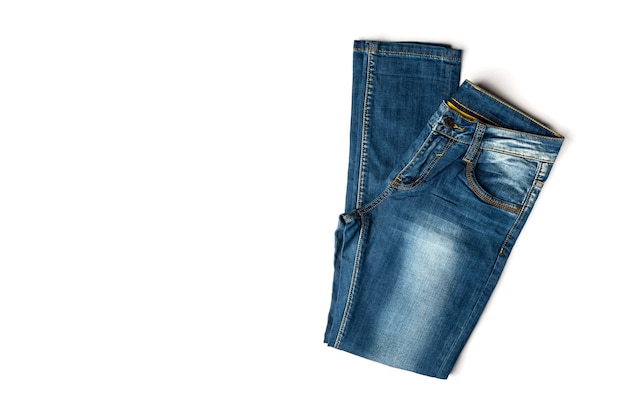 par de jeans isolado no branco