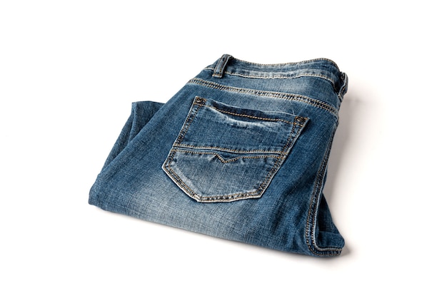 par de jeans isolado no branco