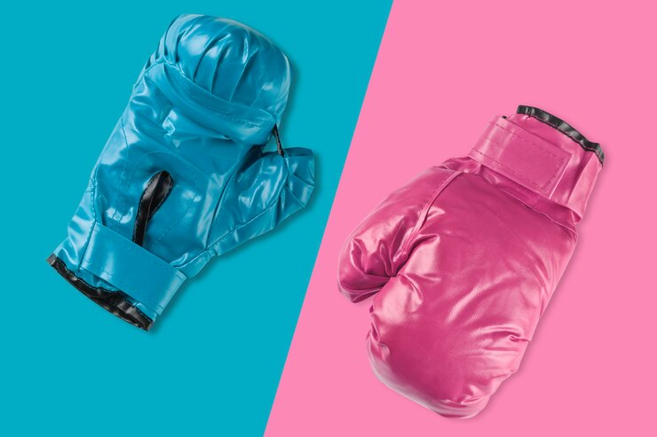 Foto par de luvas de boxe azul e rosa em fundo azul e rosa