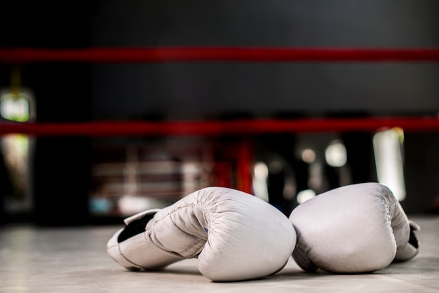 Foto par de luvas de boxe brancas