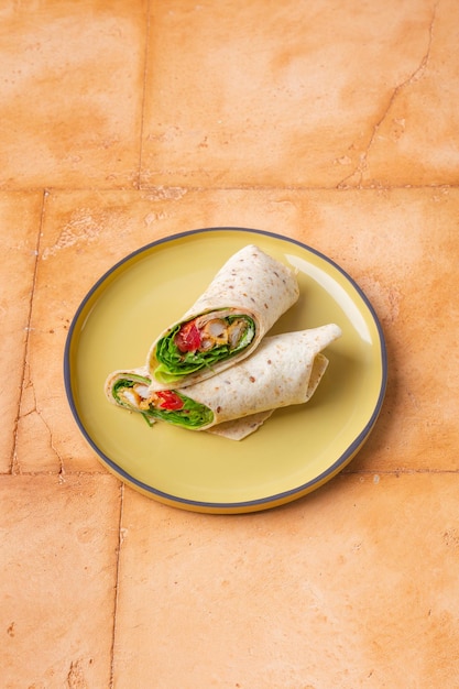 Par de sanduíches frescos com frango e legumes em um prato amarelo foto de alta qualidade