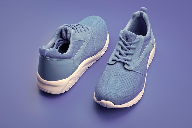 Par de sapatos esportivos azuis confortáveis na loja de sapatos de fundo azul