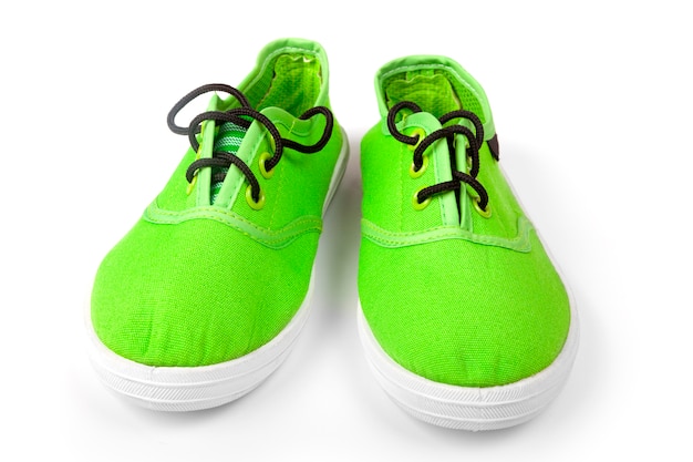 Par de sapatos verdes isolados no branco