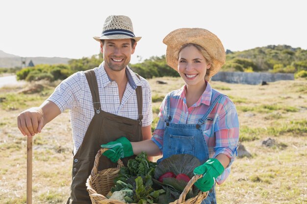 Par de sorvete com legumes frescos no campo