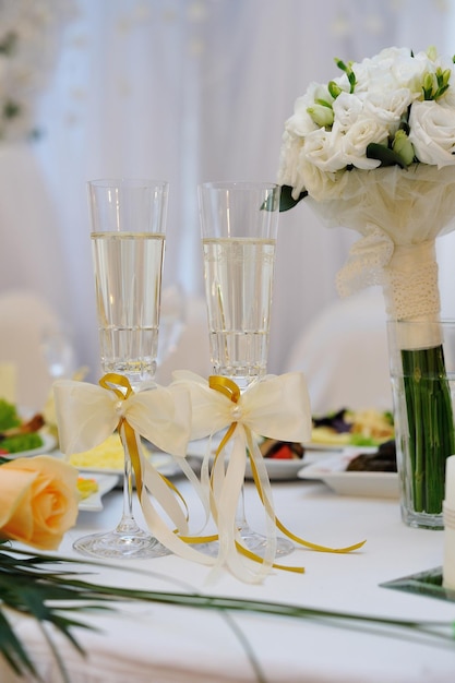 Par de taças de casamento em cima da mesa