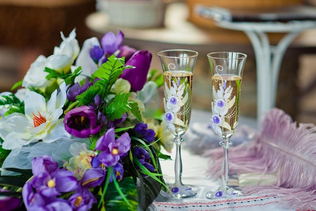 Par de taças de casamento em cima da mesa