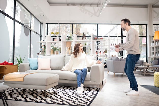 Par discutir modelos de muebles en una tienda de muebles modernos