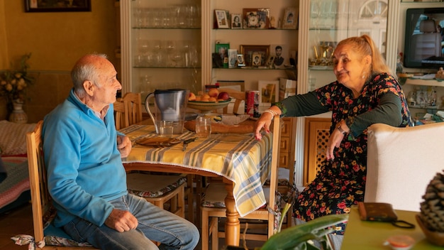 Par de dos ancianos teniendo una charla divertida después de una comida