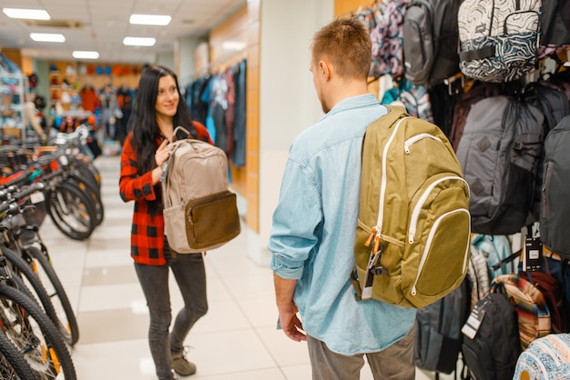 Par elegir mochilas para viajar, ir de compras en la tienda de deportes.