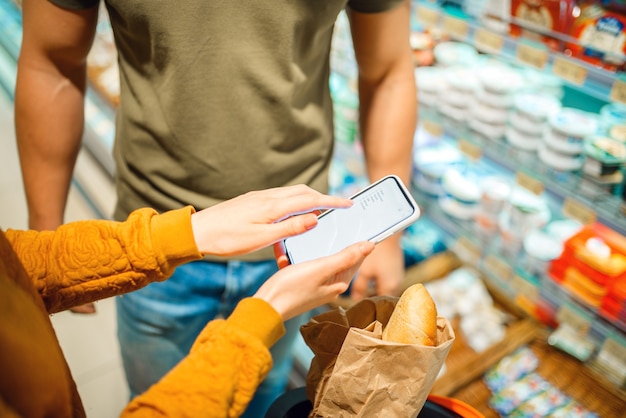 Par elegir productos lácteos en la tienda de comestibles