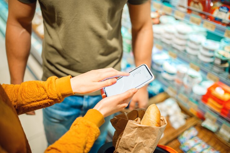 Foto par elegir productos lácteos en la tienda de comestibles