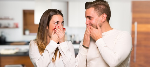 Par, em, dia valentine, cobertura, boca, com, mãos, em, um, casa