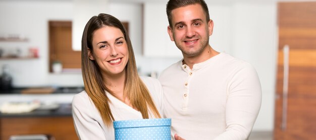 Foto par, em, dia valentine, segurando, um, presente, em, mãos, em, um, casa