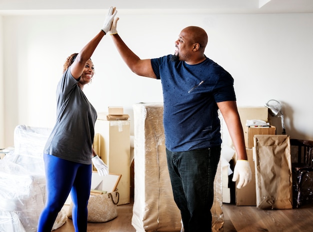 Par, em movimento, em, casa nova