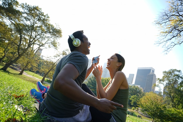 Foto par, em, parque central, escutar música, ligado, smartphone