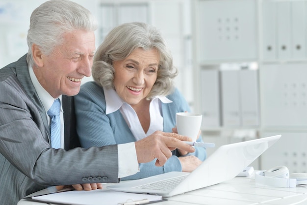 Foto par de empresarios senior que trabajan en la oficina