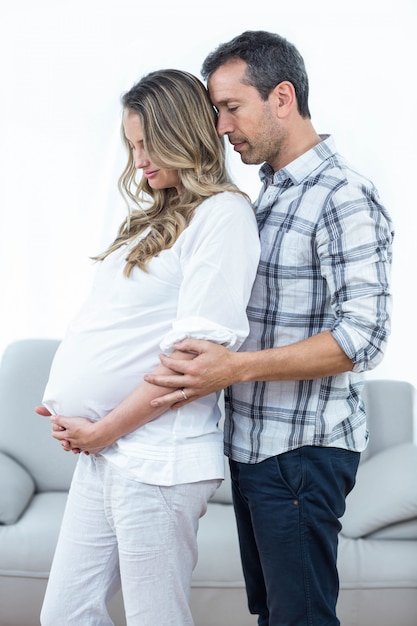 Par feliz, esperando, bebê, ficar, em, sala de estar