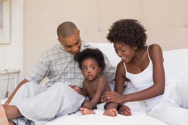 Par feliz, sentar-se cama, com, filha bebê