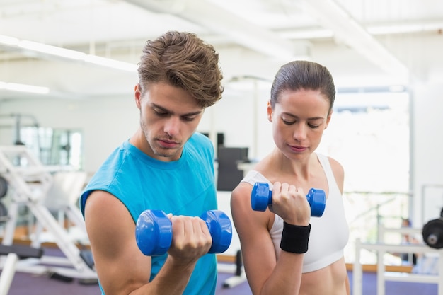 Par en forma de ejercicio junto con pesas azules