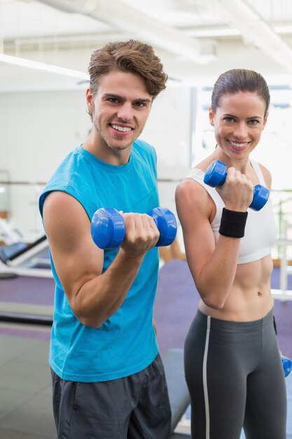 Par en forma de ejercicio junto con pesas azules