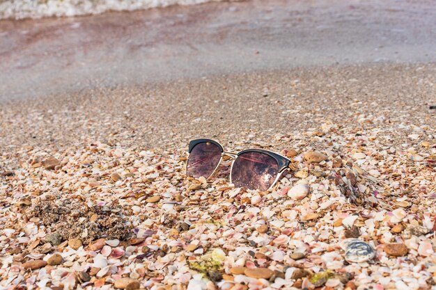 Un par de gafas de sol en la playa.