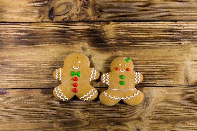 Par de galletas de jengibre de Navidad en la mesa de madera. Vista superior