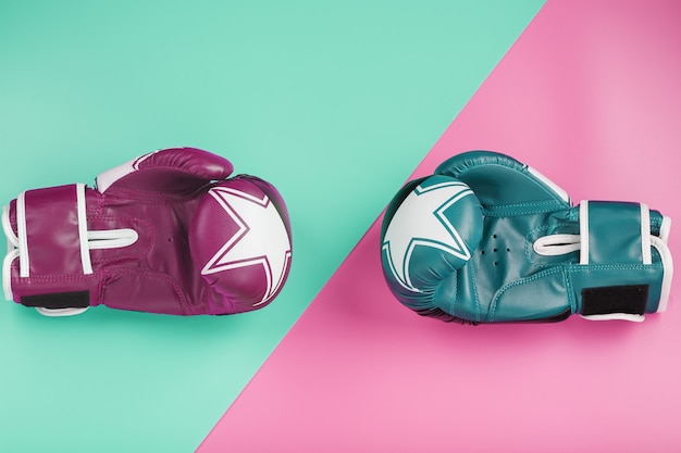 Un par de guantes de boxeo azules y rosas.