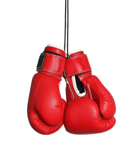 Un par de guantes de boxeo colgando sobre un fondo blanco