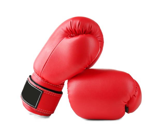 Par de guantes de boxeo rojos aislados en blanco