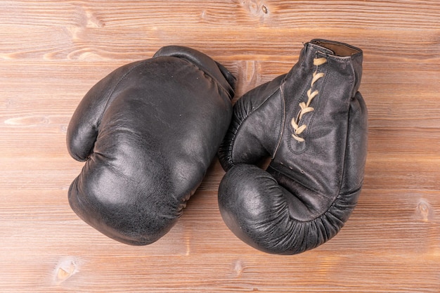 Un par de guantes de boxeo sobre una mesa de madera