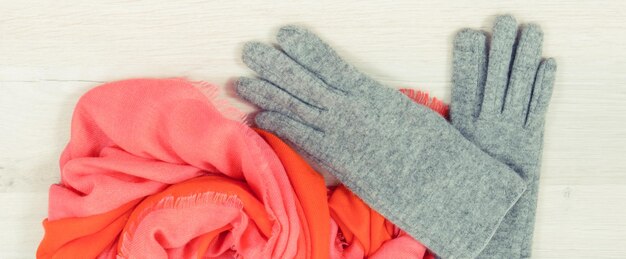 Par de guantes femeninos cálidos grises y chal colorido para usar en otoño o invierno