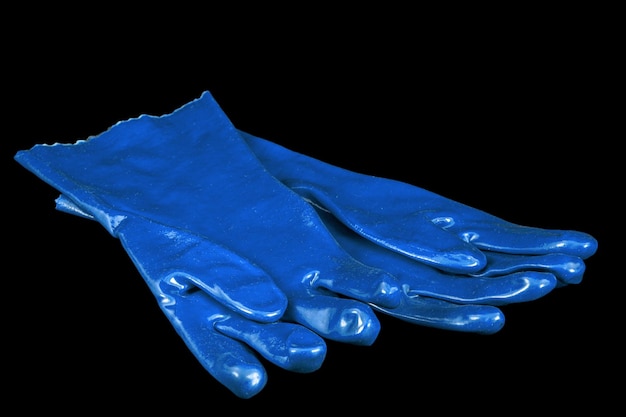 Par de guantes de goma azul aislado sobre fondo negro