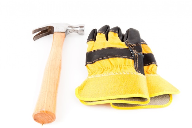 Par de guantes y martillo de constructor