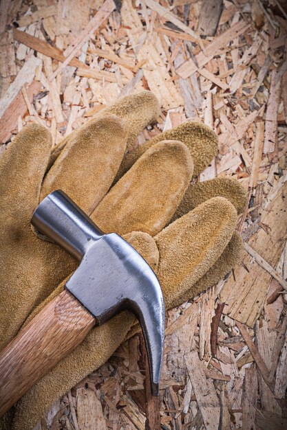 Par de guantes protectores de cuero con martillo en OSB