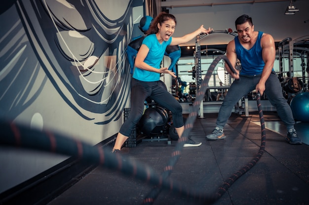 Par hacer ejercicio en el gimnasio