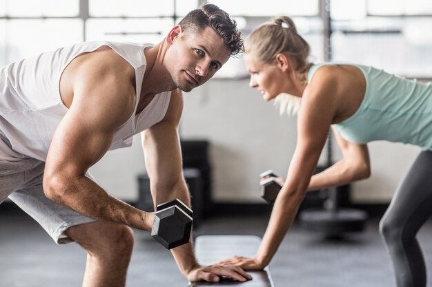 Par hacer ejercicio con pesas en el gimnasio