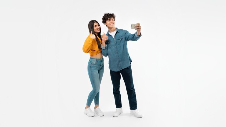 Par hacer selfie en smartphone gesticulando Thumbs up fondo blanco.