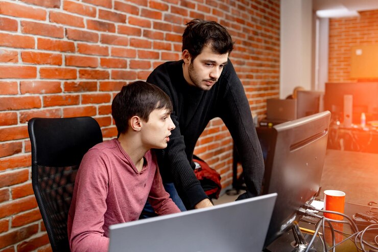 Foto un par de hombres de negocios que trabajan con un nuevo proyecto en la computadora. hombre guapo que trabaja en la oficina moderna.