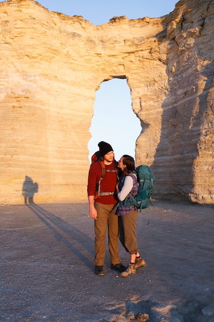 Foto par ir de excursión juntos en el desierto