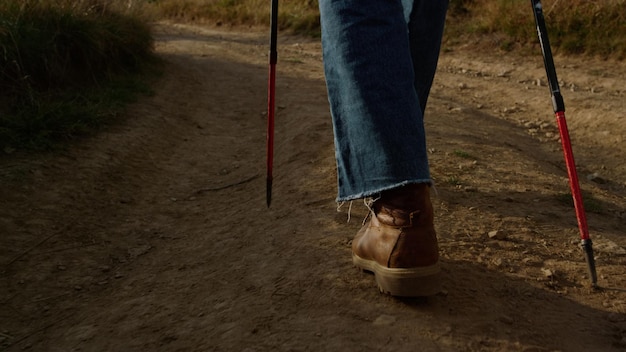 Un par de jeans azules con un zapato rojo y blanco en la parte inferior.