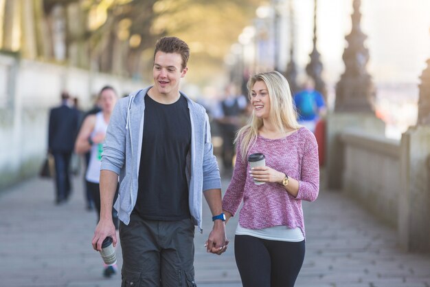 Par jovem, andar, em, londres, segurando, um, xícara chá