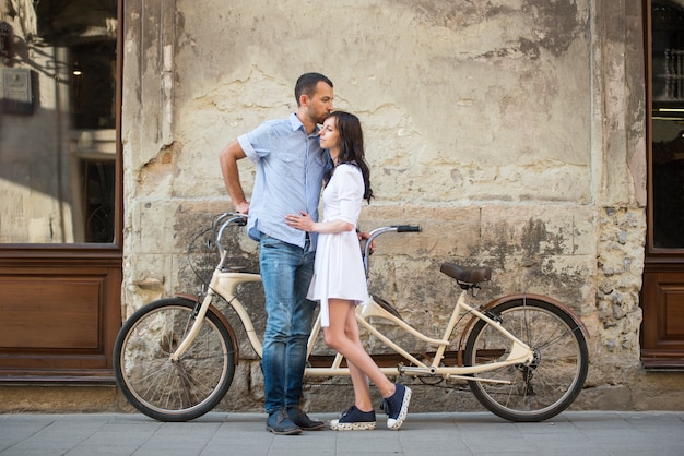 Par jovem, com, retro, tandem, bicicleta, em, a, rua, cidade