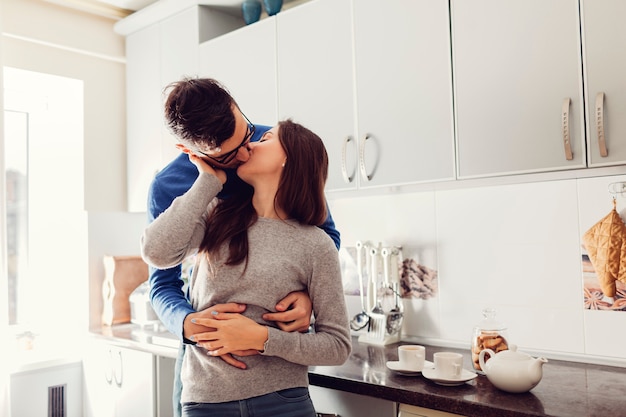 Foto par jovem, cozinha, abraçando, beijando