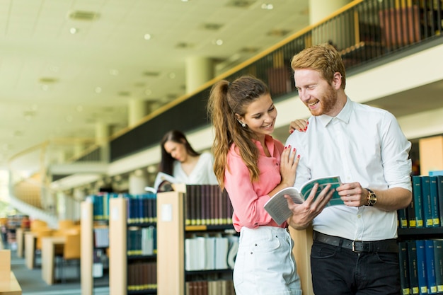 Par jovem, em, a, biblioteca