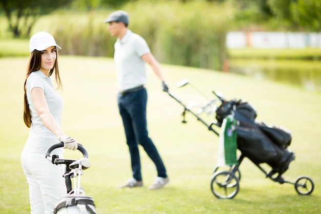 Par jovem, em, campo golfe