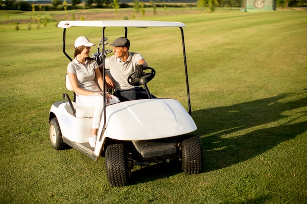 Par jovem, em, carro golf