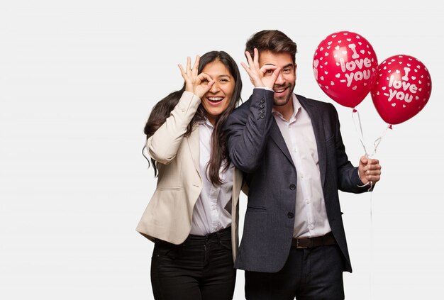 Foto par jovem, em, dia valentines, confiante, fazendo, ok, gesto, ligado, olho