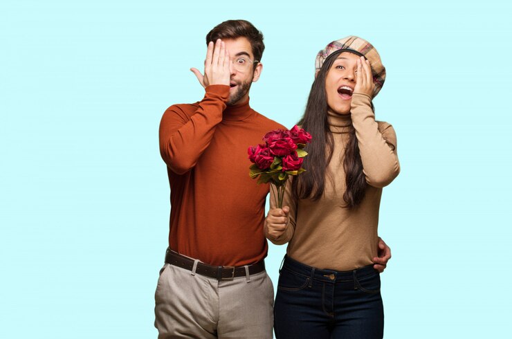 Foto par jovem, em, dia valentines, shouting, feliz, e, cara covering, com, mão