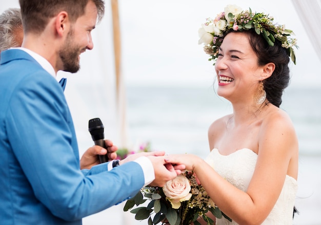 Par jovem, em, um, cerimônia casamento, praia