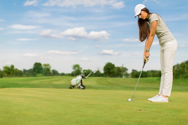 Par jovem, golfe jogando